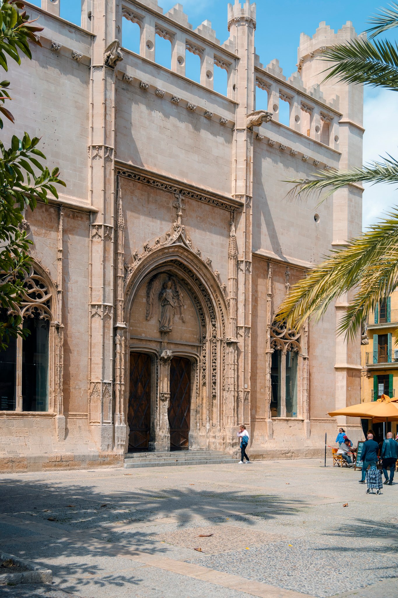 Foto des Eingangs und der Architektur des Fischmarktes auf Mallorca